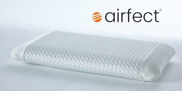 Ein weißes, strukturiertes Memory-Foam-Kissen ist auf einem einfarbigen Hintergrund abgebildet, mit dem Markennamen airfect und dem Logo in der oberen rechten Ecke.