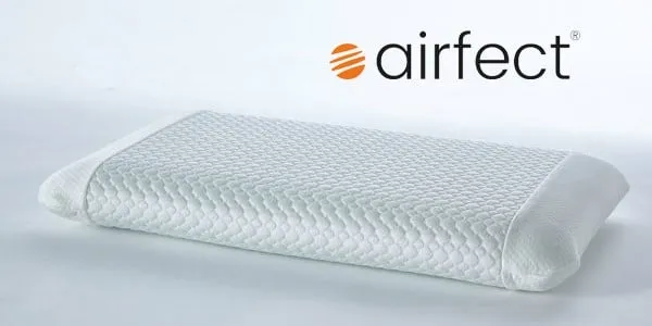 Ein weißes, strukturiertes Memory-Foam-Kissen ist auf einem einfarbigen Hintergrund abgebildet, mit dem Markennamen airfect und dem Logo in der oberen rechten Ecke.