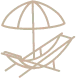 Einfache Strichzeichnung einer Strandszene mit einem Liegestuhl unter einem großen Sonnenschirm. Das Bild verwendet eine beige Farbe auf einem transparenten Hintergrund.